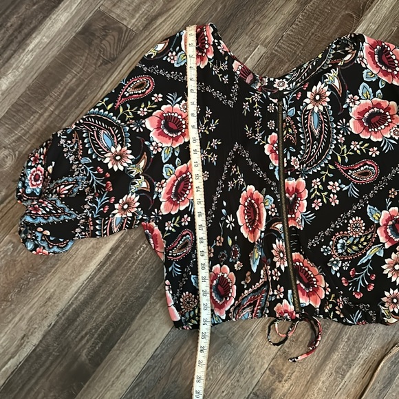 NWOT Black Floral Print Crop Top - Picture 6 of 6